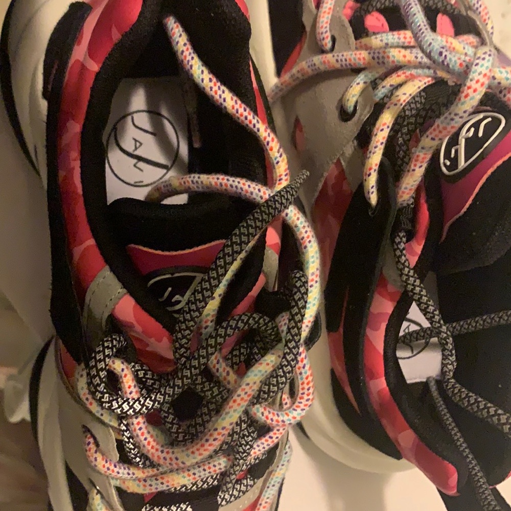 Javi shoes, they’re size 7 I only have one pair. Still clean never wore them!